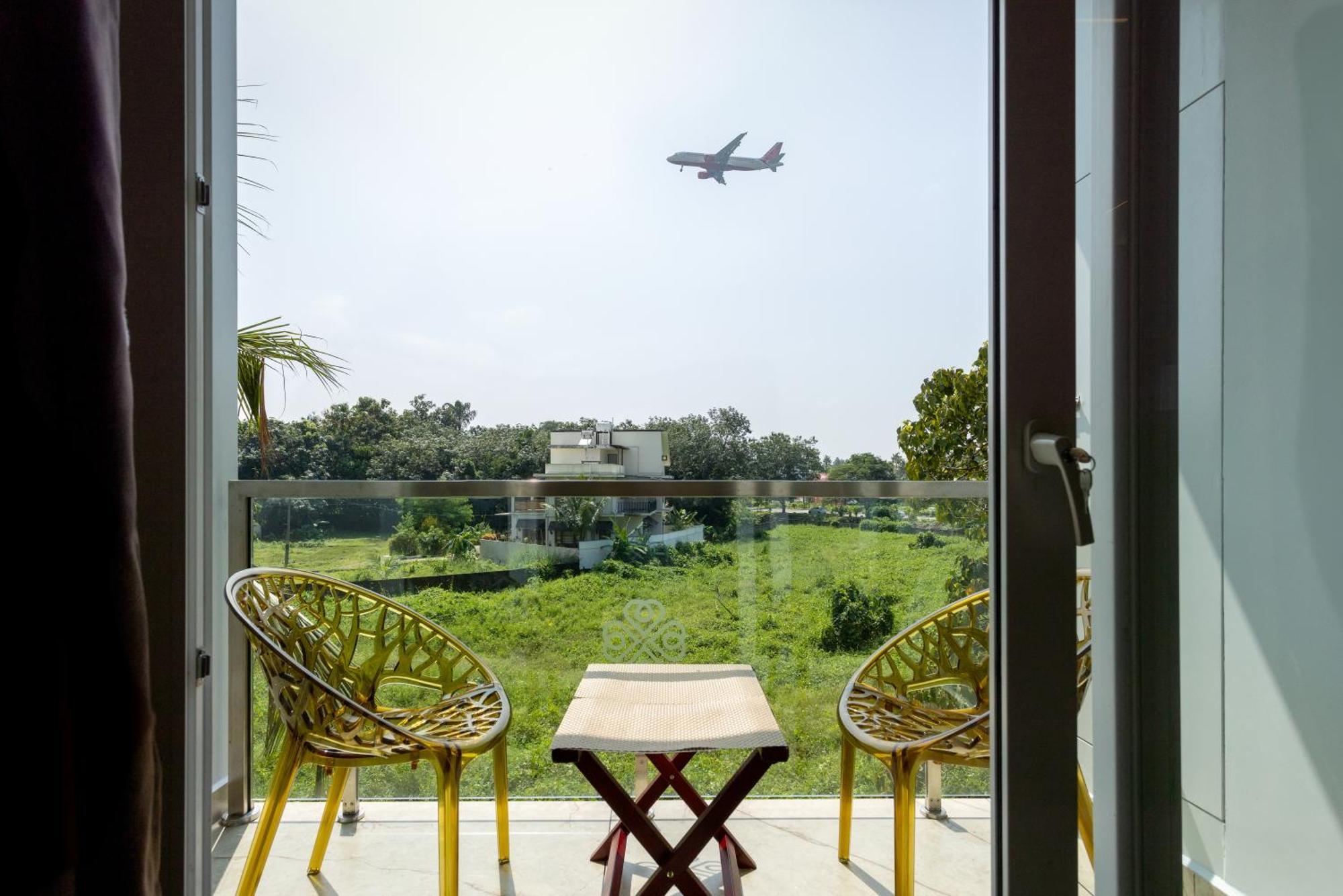 Esaa Airport Hotel Kochi Exteriör bild